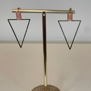 roze stekertjes met gouden driehoek als hanger