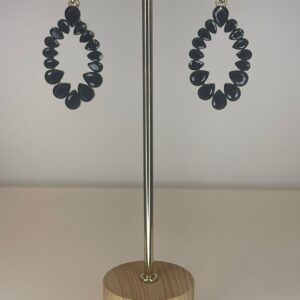 076aab09-5aa5-4056-9fc0-4b63efce2099.jpg oorbel zwarte steentjes, druppelvormig