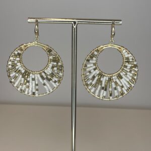 oorbel, grote ronde hanger met goud en witte kralen