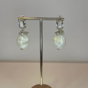 oorbel met witte steen