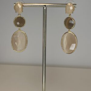 oorbel beige hangers met cat eye