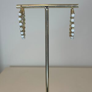 oorbel met kleine fijne witte kralen