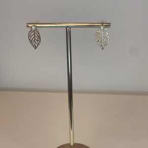 oorbel stekertjes met kleine parel en blaadje