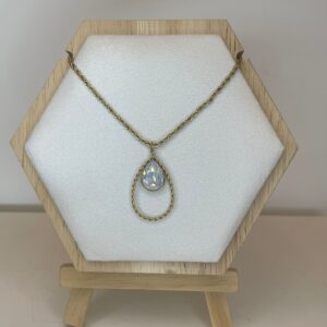 5c818c0b-ffcf-49eb-942b-129806891a08.jpg gouden ketting met gouden hanger en witte steen