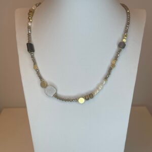 korte ketting met zoetwaterparel en rhodonite