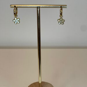 gouden hangers met witte bloem