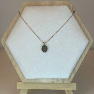 7d49dfeb-bb62-4c30-a3f0-111937736e5e.jpg ketting rood groene steen