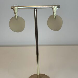 81ff9856-1edd-4fae-9d82-4172c5892f40.jpg beige hangers