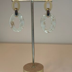 oorbel beige met marmermotief