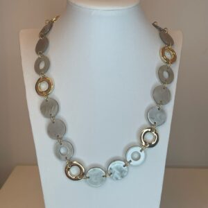 korte ketting met goud en platte grijze kralen