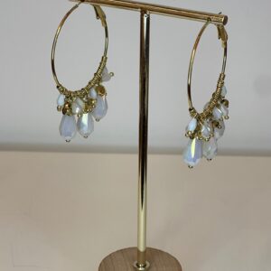 gouden oorbellen met witte steentjes