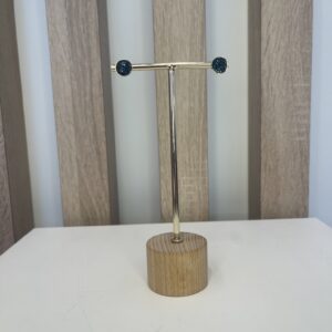 stekers met zwarte steen en gouden afwerking