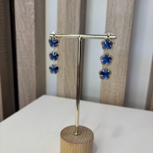 IMG_7116.jpeg oorbel hanger met drie blauwe bloemetjes