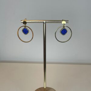aa872e0d-0bc7-4651-8c22-2fef460e173b.jpg gouden oorbellen met blauwe steentjes