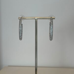 b84c38f1-fe87-491e-92b2-e358c6688b19.jpg oorbel zilveren ring bezet met strass