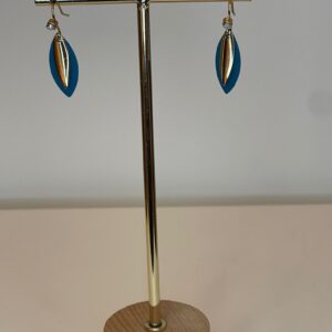 b96b13f1-2c50-460e-bad5-c565f6d93949.jpg gouden hangers met blauw blaadje