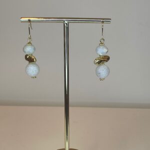 oorbel met witte kralen