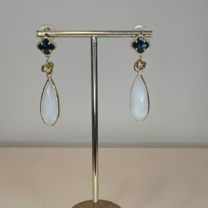 oorbel zwarte bloem met witte hanger