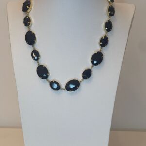 d3b2adcd-d6bb-4b42-9438-3a7a10d24544-1.jpg ketting met zwarte stenen, afgewerkt met goud