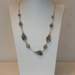e90b2134-e0ad-4764-b102-1fb335d0ad6c.jpg ketting met bruine beige kralen
