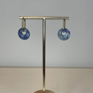 gouden oorbellen met blauwe hangers