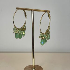 gouden oorbellen met groene steentjes