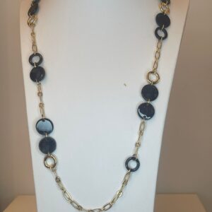 lange ketting met zwarte platte bolletjes